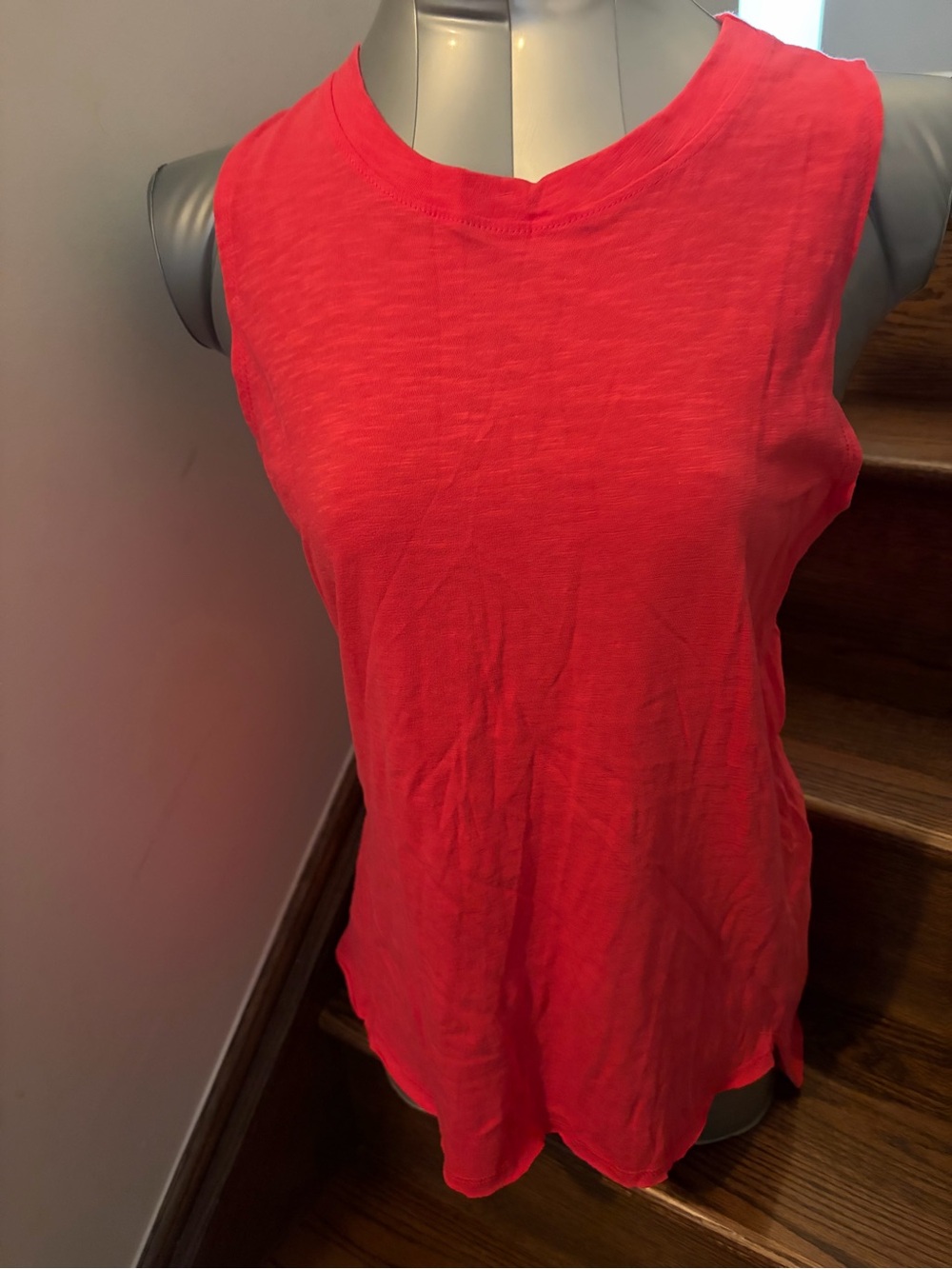 Classic Crewneck Sleeveless Tank Top in Bright Red